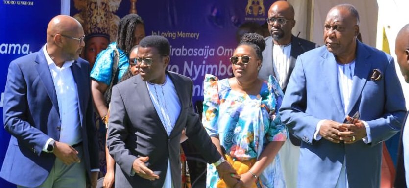 Katikkiro Mayiga akulembeddemu ekibinja ekivudde mu Buganda -  okukungubagira Omukama Oyo Rukidi IV mu kikaali kye Buziga mu Kampala