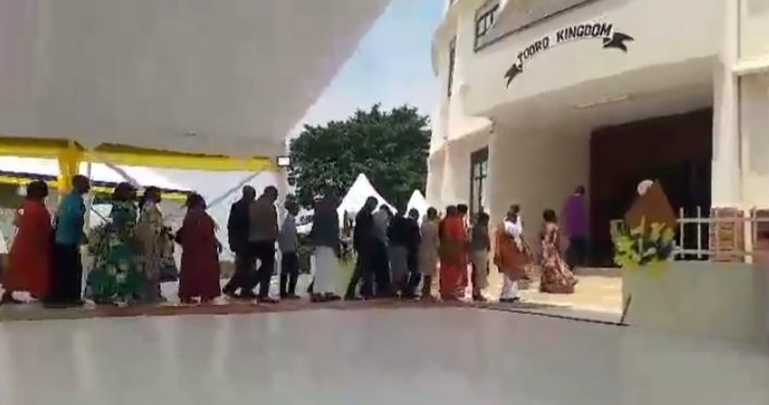 Okukuba eriiso evvanyuma ku muguta gw'Omukama Oyo Rukidi IV -  kwakumala wiiki namba mu kikaali e Kaluziika