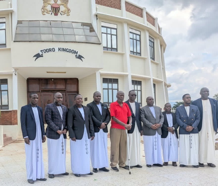 Abataka ab'obusolya mu Buganda bakubagizza Obukama bwa Tooro olw'okuviibwako Omukama Oyo Rukidi IV - babatwalidde ente enjeru ng'akabonero ak'emirembe