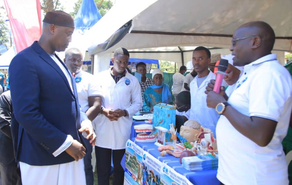 Olusiisira lw'ebyobulamu e Bugerere - Ssaabasajja Kabaka alabudde ku muwendo gw'abasawo abaddukira mu mawanga amalala