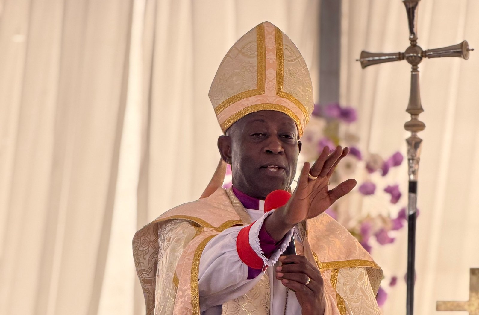 Abakkiriza temubalindira mu kanisa mwokka mubasange ne mu bitundu gyebabeera - Ssaabalabirizi Kazimba  asiibudde abakulisitaayo be Lango
