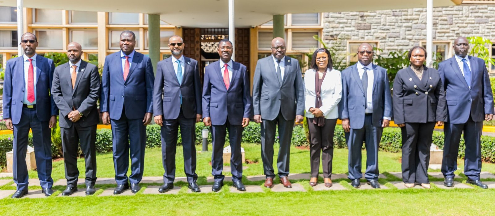 Uganda yeyamye okutandika okusasula ababaka baayo beesindika mu EALA