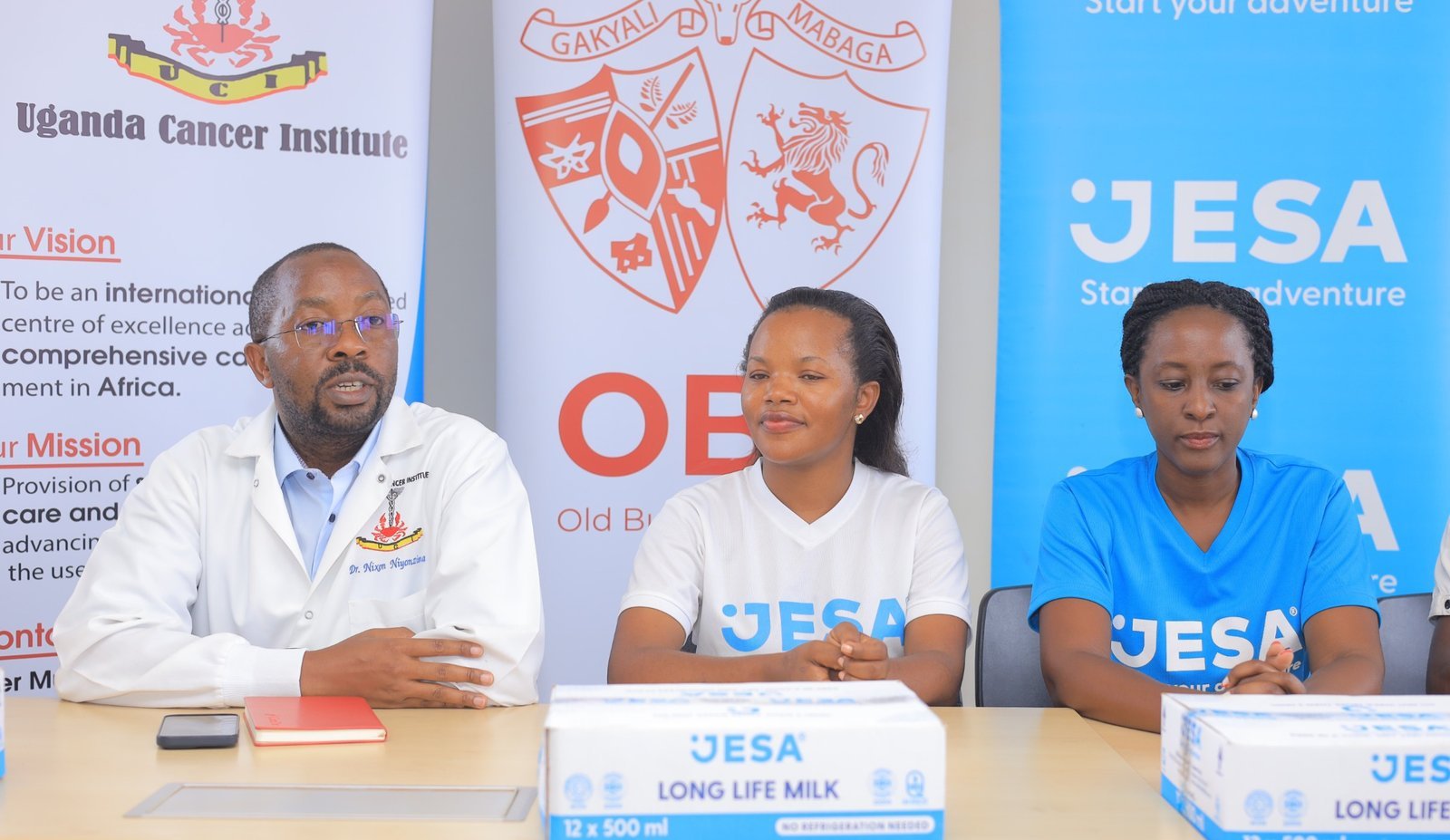 Abaasomerako ku masomero Budo Junior ne Kings College Budo badduukiridde abaana abajjanjabibwa kkookolo mu Uganda Cancer Institute e Mulago