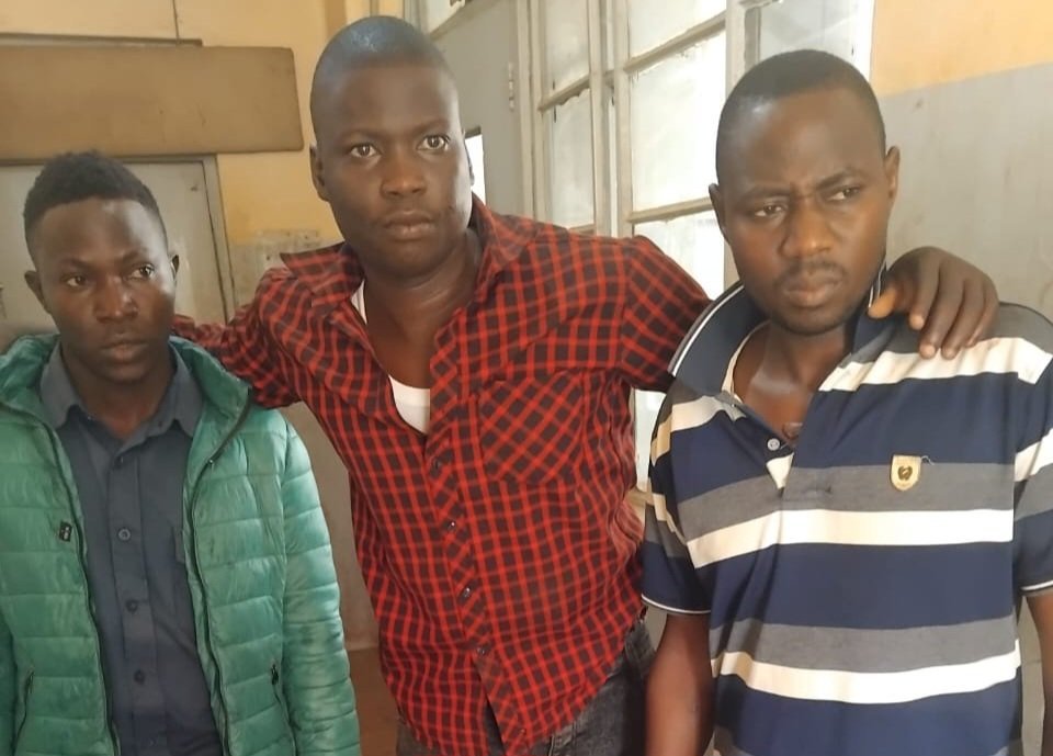 Ababadde bateekateeka okunyaga essundiro ly’amafuta erya Nesta Petro Station basibidde mukadduukulu ka police