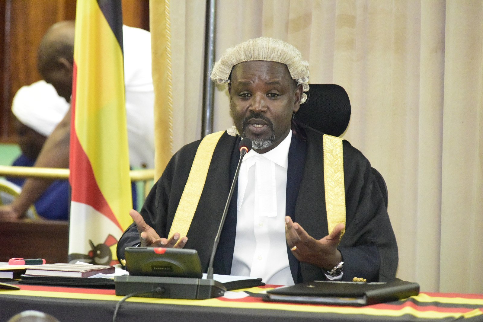 Ababaka ba parliament basattira lwa bafere ababanyagako ensimbi zabwe
