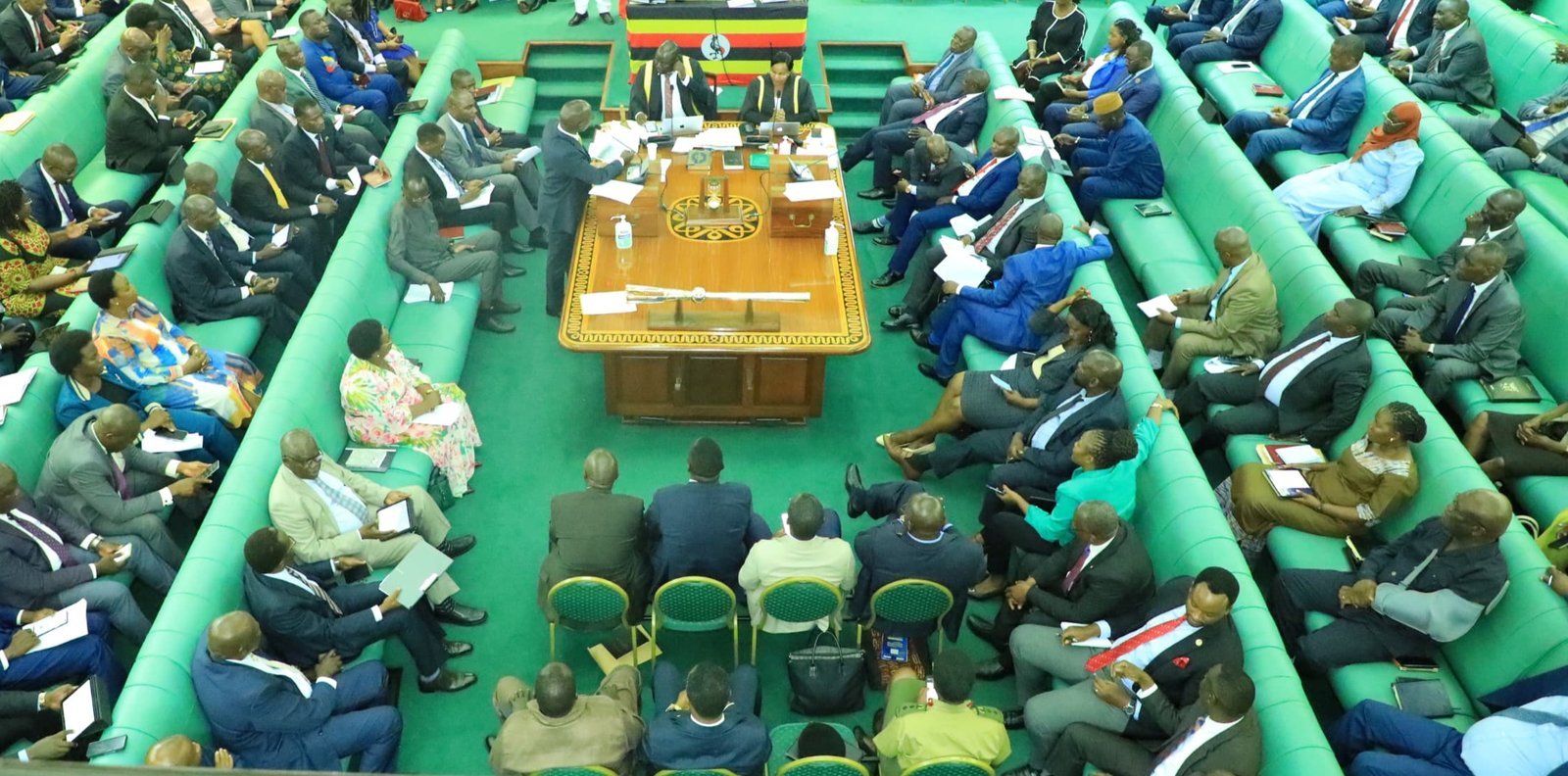 Ababaka ba parliament ya Uganda batuula bufoofofo – waliwo abagambibwa nti bayitiddwa bennyonyoleko ku bulyake n’obulyi bw’enguzi
