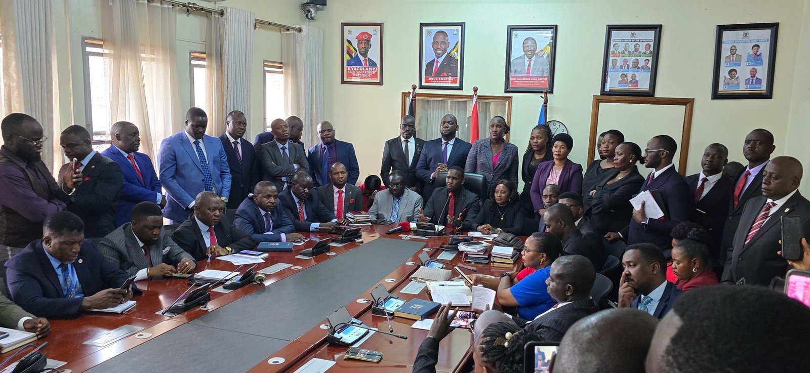 Ababaka b’oludda oluvuganya government baddukidde mu kooti – bawakanya etteeka ly’amagye eryanjuddwa mu parliament