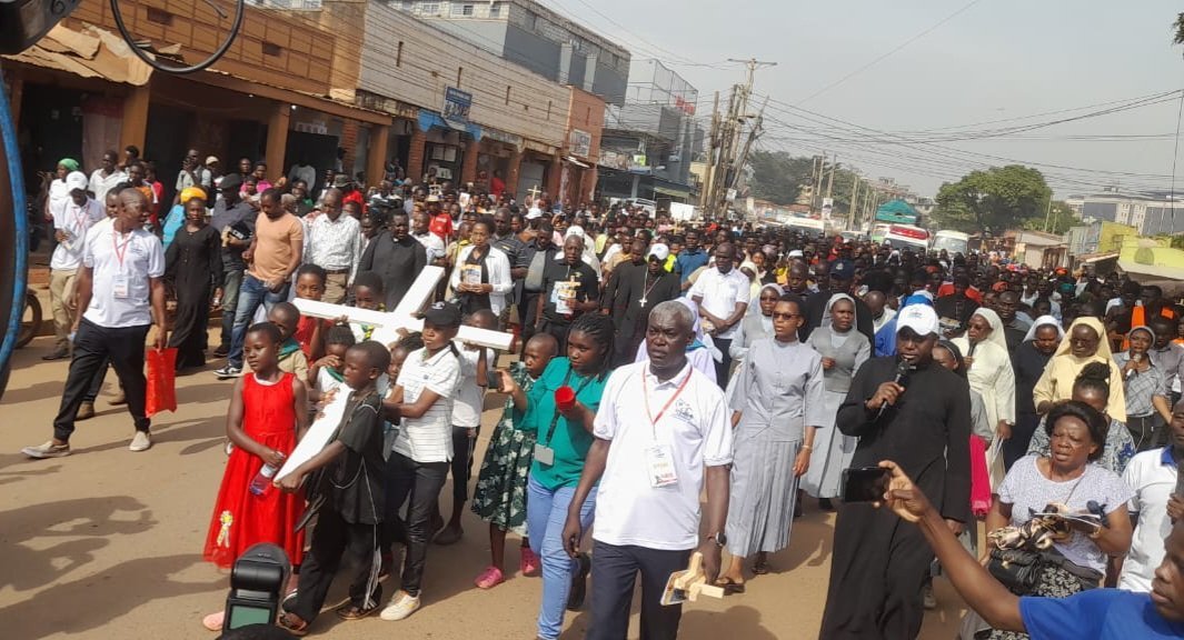 Abagoberezi ba Kristo mu Uganda batambuzza ekkubo ly’omusaalaba – nebavumirira ebikolwa eby’okutulugunya abantu mu ggwanga n’aabenyigira mu bikolwa ebyekko bekomeko