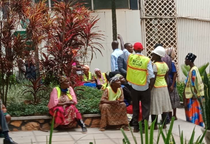 Abakozi ba KCCA abeera ku nguudo bazeemu okwegugunga – babanja omusaala gwa myezi 5