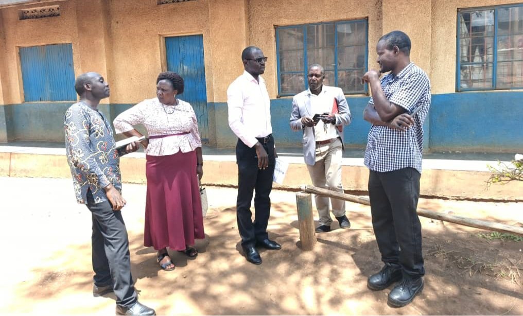 Abakulira district ye Bukomansimbi balambudde amasomero ga government – basaanze abasomesa tebannaddamu kusomesa wadde nga baali bayimirizza akediimo