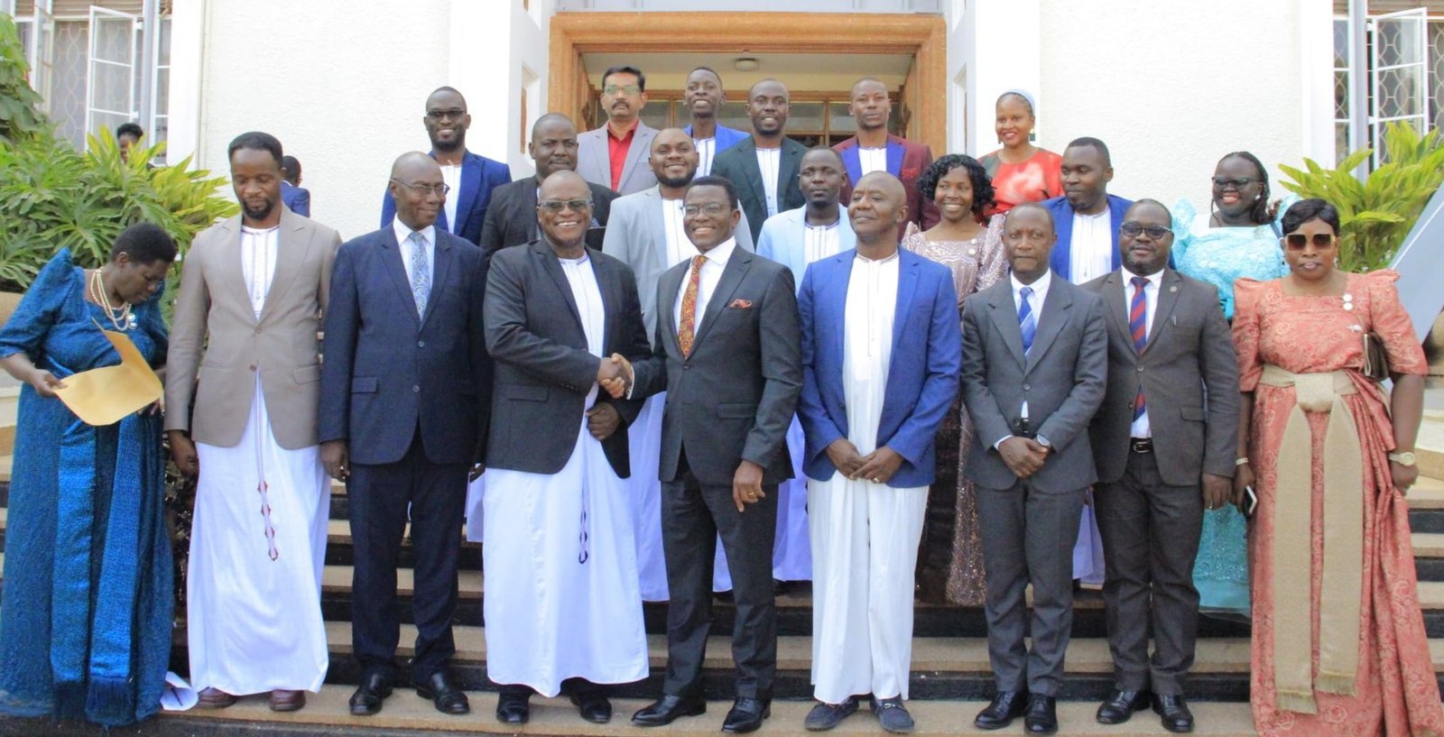 Abalunzi b’enkoko bakiise embuga – Katikkiro Mayiga aliko amagezi gaabawadde
