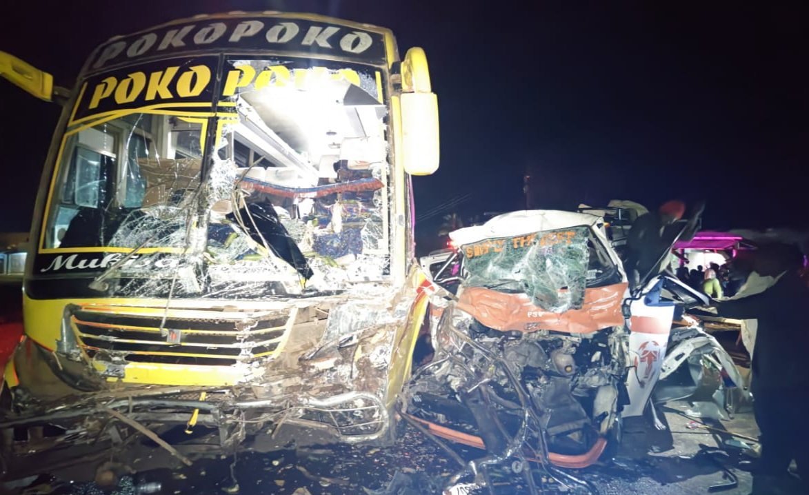 Abantu 10 bafiiridde mu kabenje akagudde e Kyenjojo – taxi ewabye neyingirira bus