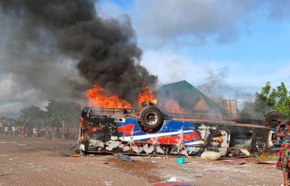 Abantu abatanamanyika muwendo bateeberezebwa okuba nga bafiiridde mu kabenje –  Bus ya YY egudde n’ekwata omuliro e Kyetume