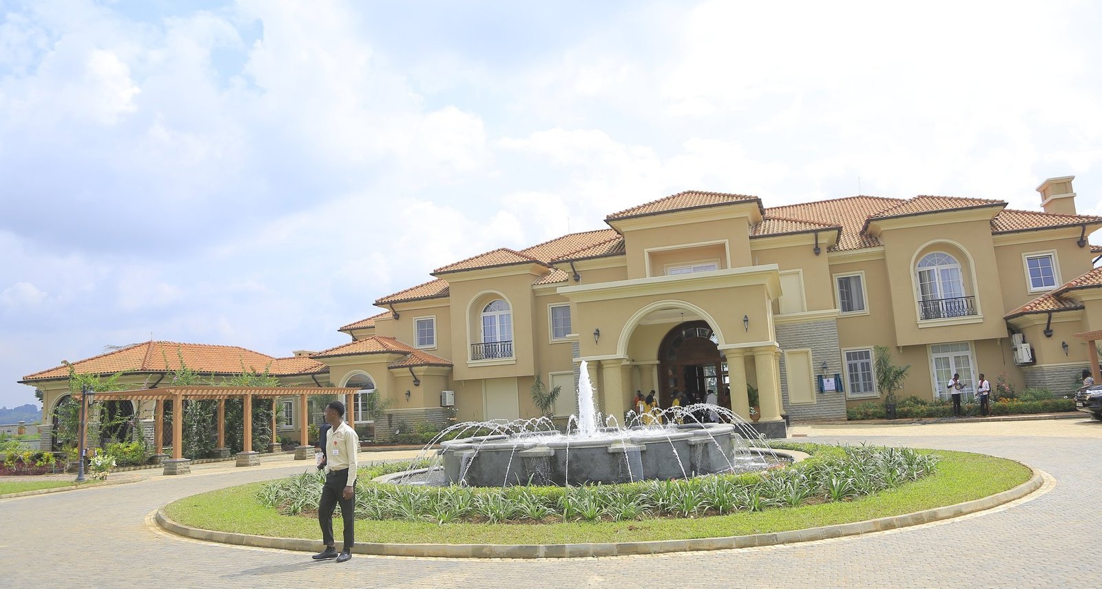 Abasirikale ba Paapa bagguddewo amaka amatiribona – Katikkiro Mayiga alabudde abavubuka abaagala eby’amangu