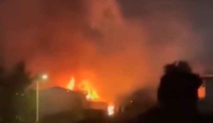 Abavubuka 59 bafiiridde mu muliro ogukutte ekifo ekisanyukirwamu e Macedonia – abasoba mu 150 bali mu mbeera mbi