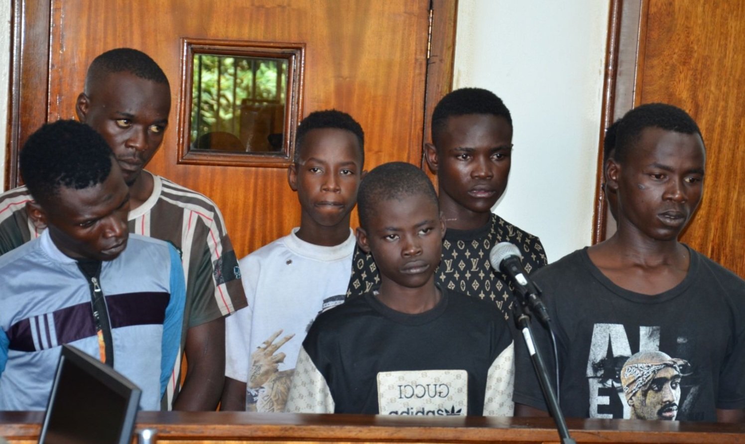 Abavubuka 7 abaalabikira mu katambi nga bakuba omusajja ensambaggere nebamubbako sente – basiindikiddwa ku alimanda