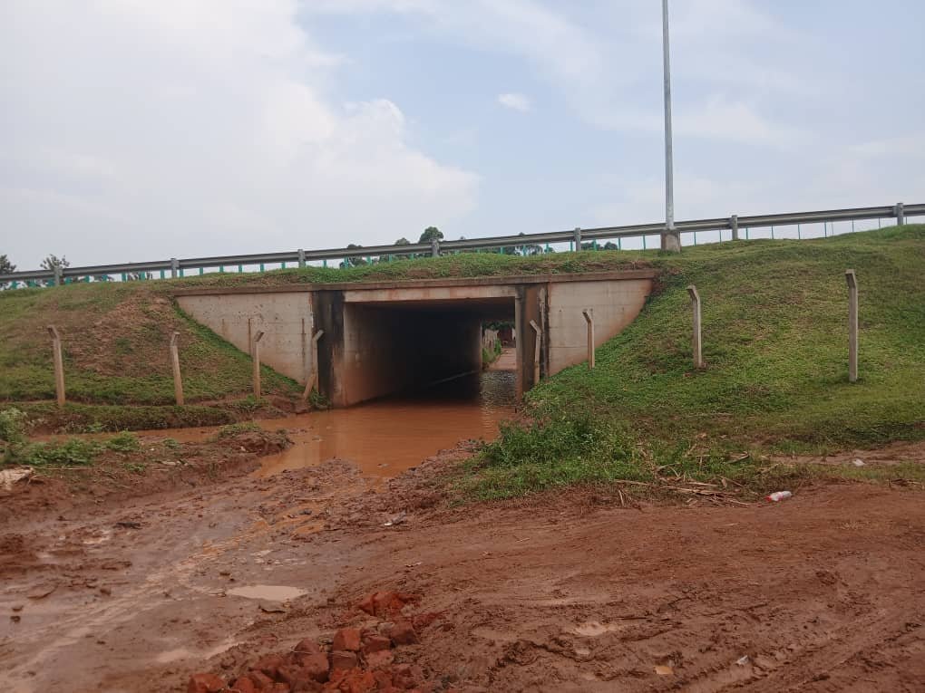 Amazzi gazibye ettaawo lye Makandwa ku Entebbe Express way