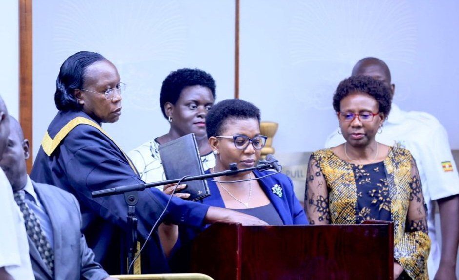 Ba minister abaggya abatali babaka ba parliament bakubye ebirayiro ebibakkiriza okuteesa mu parliament  eye 12 – Justine Kasule Lumumba akulira eby’amawulire yoomu ku balayidde