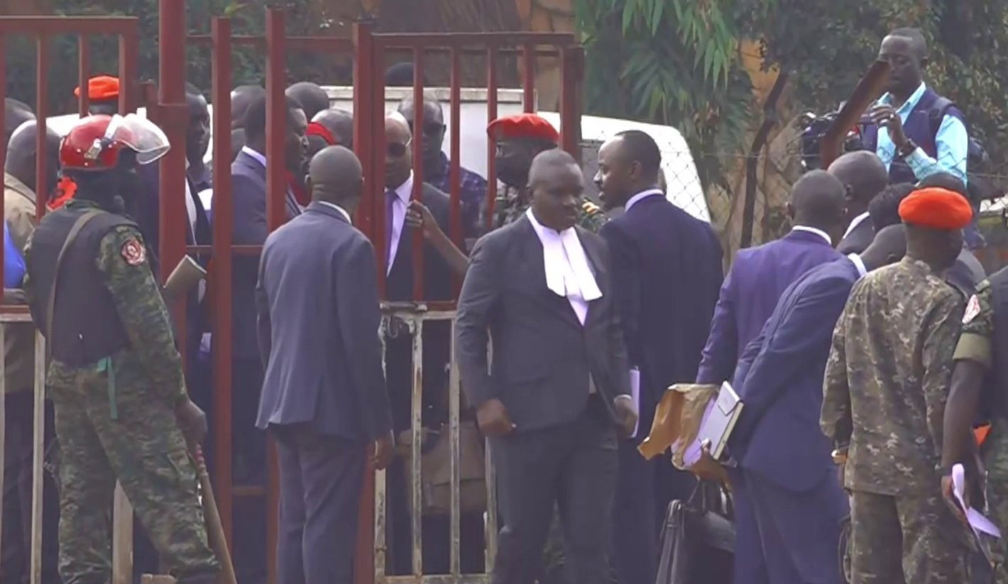 Bannamateeka 41 bebasunsuddwa kooti y’amagye okutandika okuwolereza Rtd Col. Dr.Kiiza Besigye