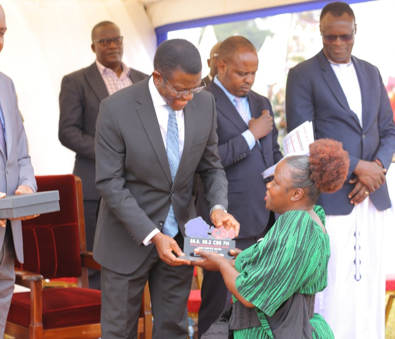 CBS@29 – Abakozi ba CBS abakyasiinze okuweereza emyaka emingi mu CBS baweereddwa amayinja ag’omuwendo okubasiima