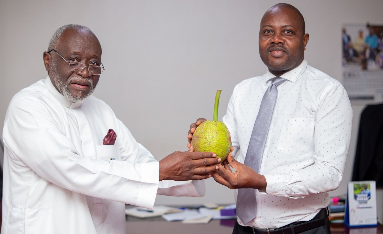 CBS FM esse omukago n’ekitongole kya Tri- Tree okubunyisa enjiri y’okulima ekibala ekya Bread fruit