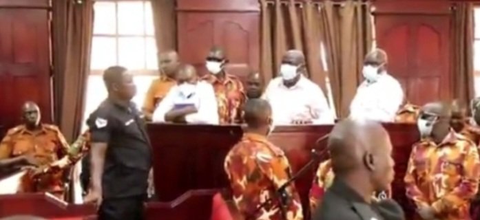 Dr. Kiiza Besigye atendewaliddwa naagwa mu kooti –  Government eyanjudde Omumerica agenda okumulumiriza ne banne mu musango gw’okuluka olukwe okuvuunika government
