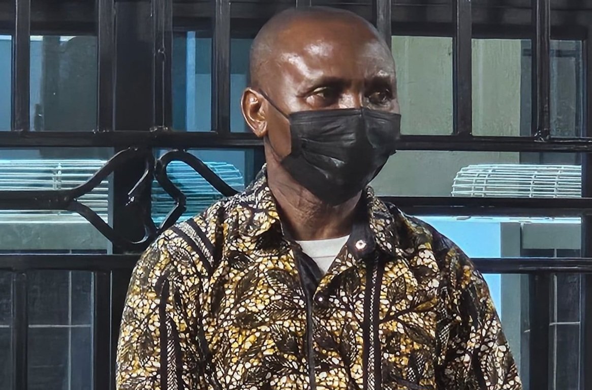 Dr.Byarugaba Baterana eyali akulira eddwaliro lye Mulago azziddwayo ku alimanda