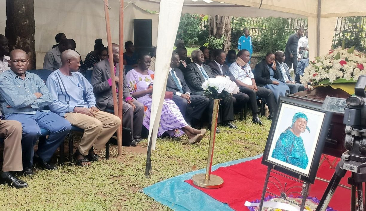Dr.Kiiza Besigye akangudde ku ddoboozi ku ntalo eziri mu bibiina by’oludda oluvuganya government – agambye kuba kulya lukwe mu bantu abawadde obulamu bwabwe ng’omugenzi Sarah Eperu