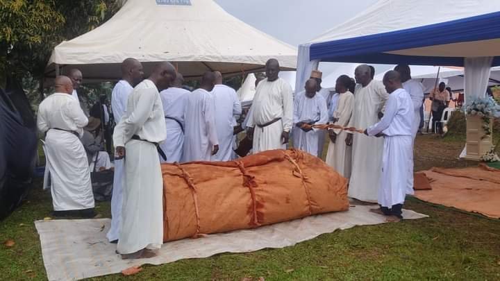 Emikolo gy’okutereka Omutaka Eng.Daniel Bbosa e Mbaale Mawokota abadde Lwomwa w’ekika ky’Endiga – aterekeddwa mu mbugo 150