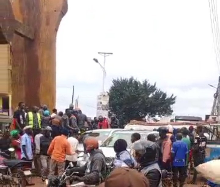 Emmotoka egaanye okusiba n’esaabala bodaboda ne mmotoka endala ku nkulungo ya Nantawetwa