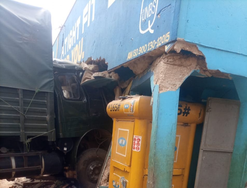 Emmotoka ya UPDF ewabye neeyingirira ekizimbe ku luguudo lwe Bombo