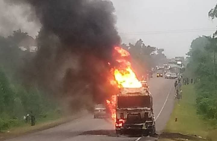 Emmotoka y’amafuta ekutte omuliro neebengeya ku luguudo lw’e Mityana