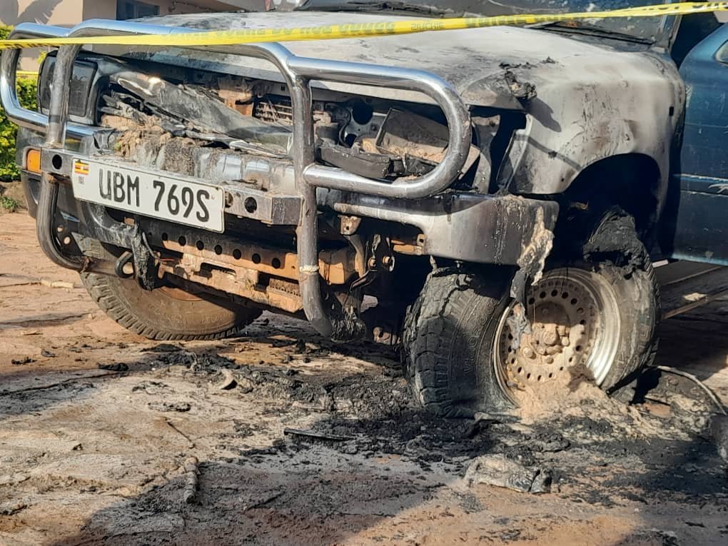 Emmotoka y’amyuka RDC e Mityana esangiddwa mu luggya ng’ekutte omuliro – kigambibwa nti wandiba nga waliwo abamwokeredde