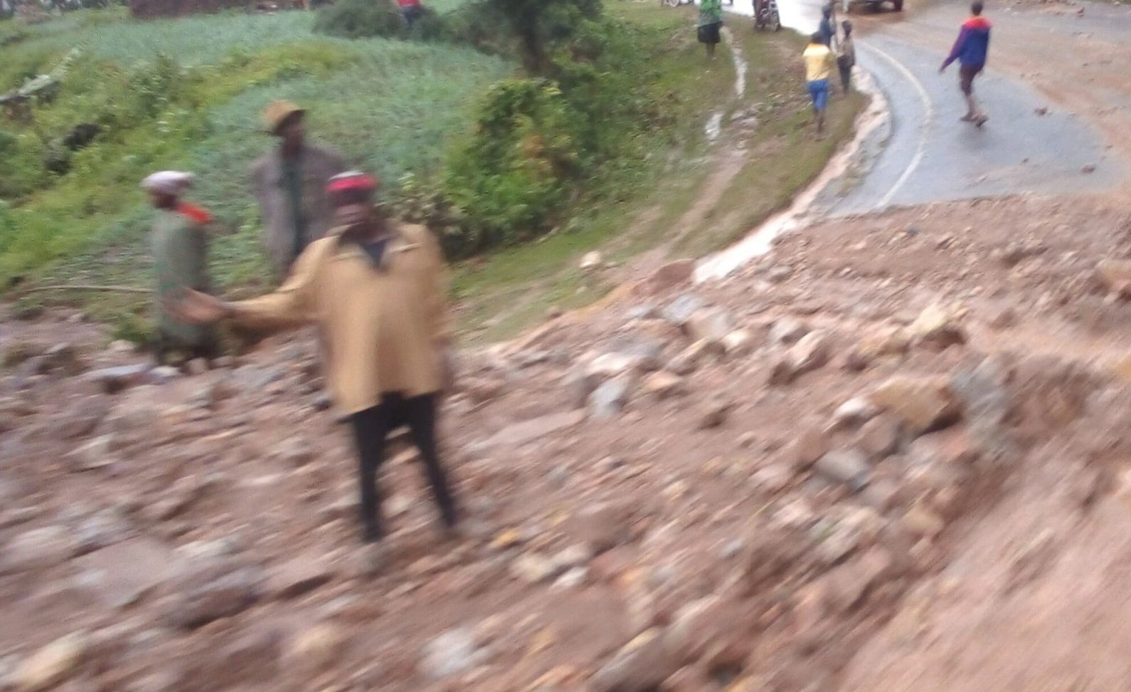 Ettaka libumbulukuse neriziba oluguudo oluva e Kabaalr okudda e Kisoro okumala ekiseera
