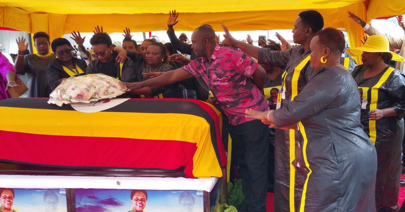 Eyali Minister Mary Karooro Okurutu aziikiddwa mu bitiibwa by’eggwanga ebijjuvu – bamukubidde emiziinga 21