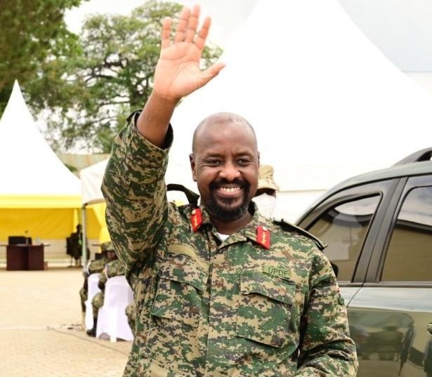 Gen. Muhoozi Kainerugaba ku myaka 25 ayingira eggye ly’eggwanga – oluvannyuma lw’emyaka 25 ye muduumizi walyo