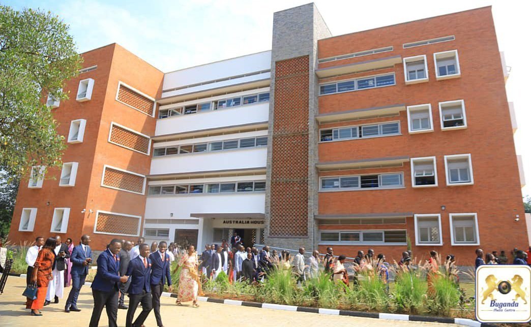 Katikkiro Mayiga asabye amasomero obutasuulirira nnimi ennansi n’ebyafaayo bya Uganda – abadde aggulawo ekisulo ky’abayizi ku Kings College Budo