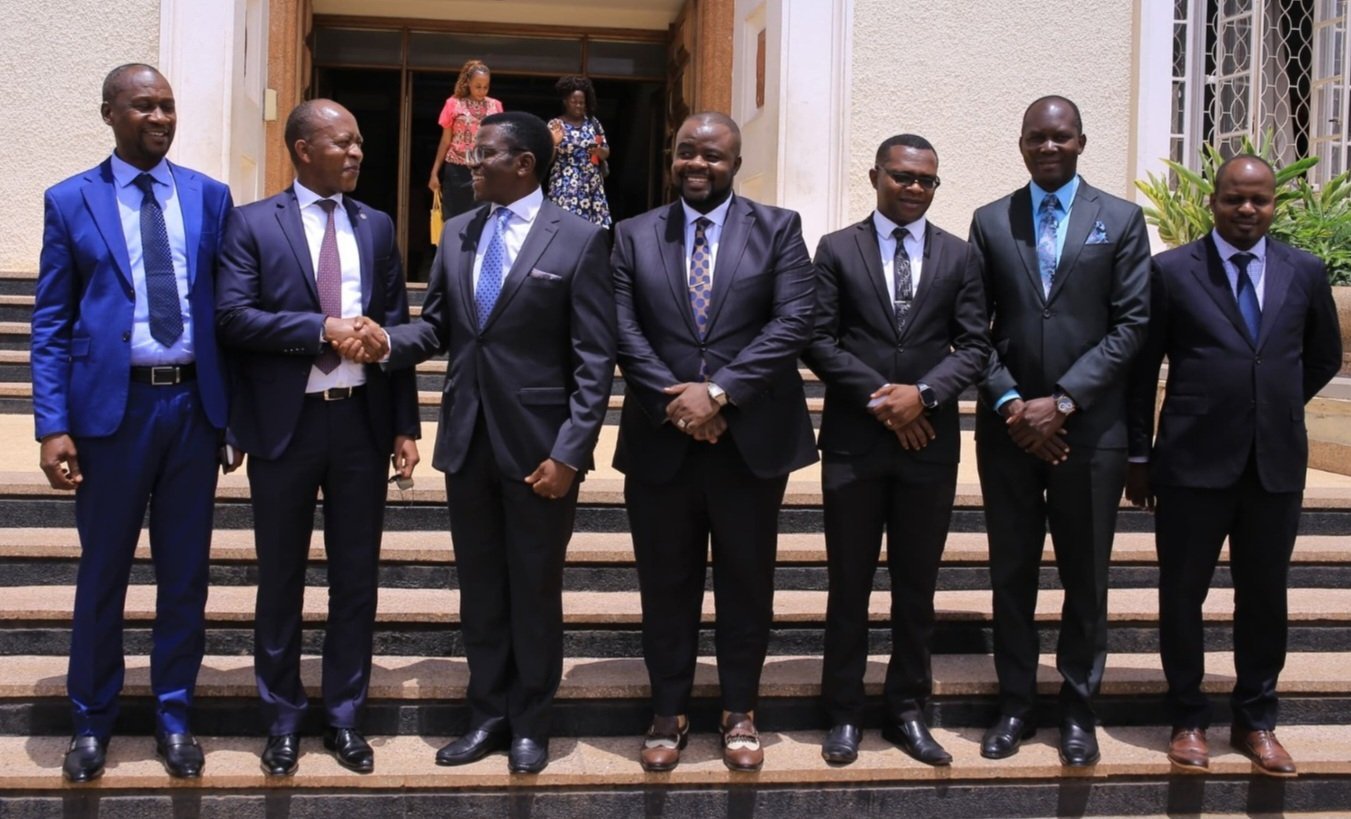 Katikkiro Mayiga asonyiye Frank Gashumba abadde amaze ekiseera ng’amwogererera ebisongovu