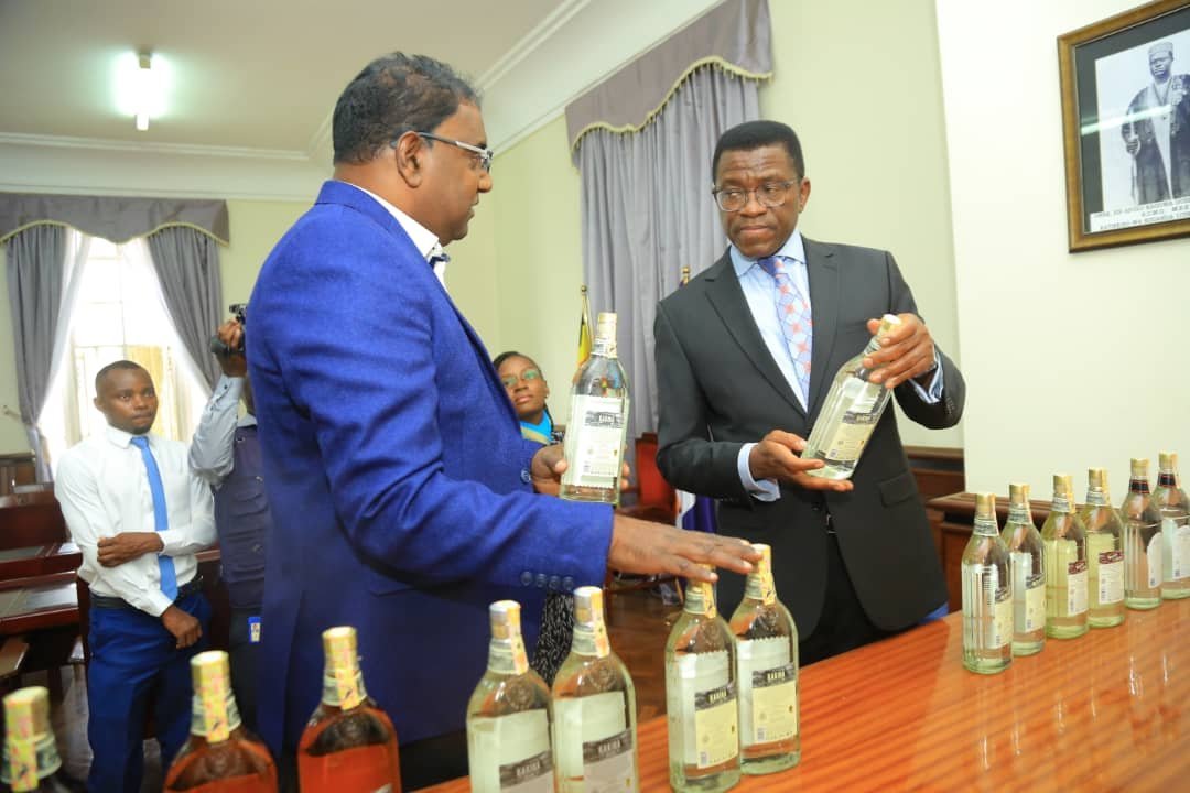 Katikkiro Mayiga bamwanjulidde omwenge ogukolebwa mu mmwaanyi – alabudde abantu okunywa n’obwegendereza bakulaakulane