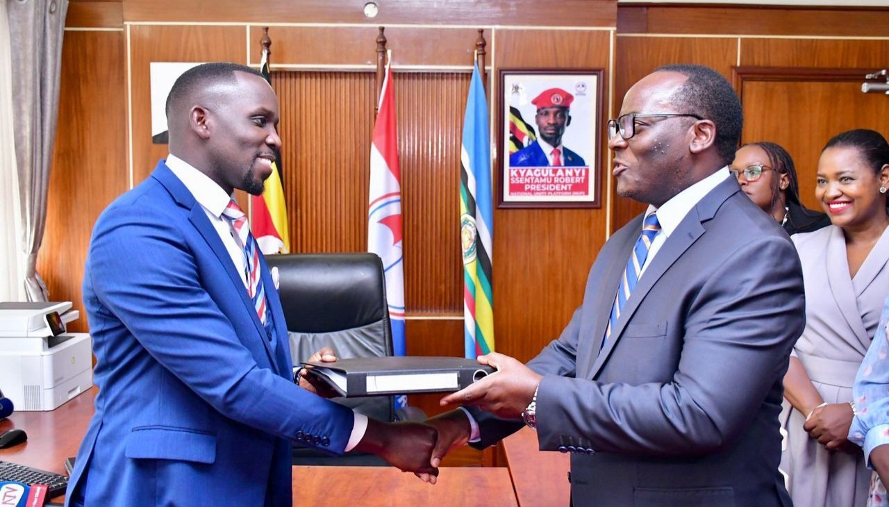 Mathias Mpuuga Nsamba mu butongole awaddeyo wofiisi eri Joel Ssenyonyi – amulabudde ku babaka ba ssemugayaavu