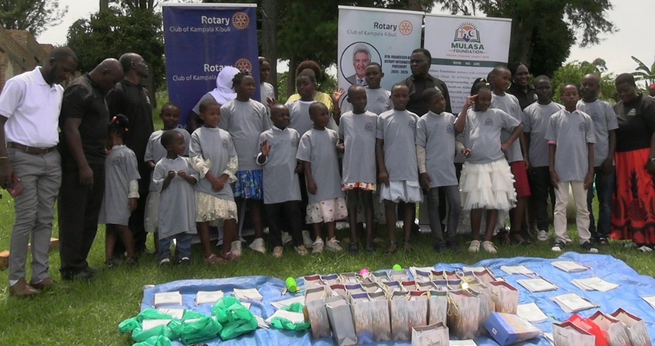 Mulasa Foundation etandise okukwasizaako abaana b’e Mityana ng’ebawa ebikozesebwa ku masomero – kawefube wakusitula byanjigiriza