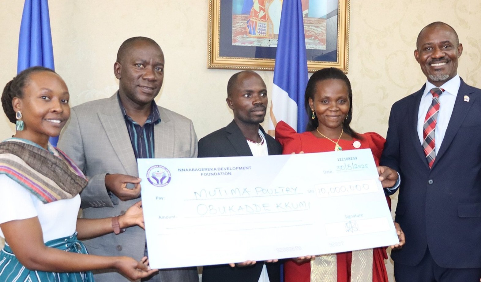 Nnaabagereka Sylivia Nagginda awaddeyo obukadde bwa shs 10 eri Ssalongo ne Nnalongo Tom Luzze- okubakwatirako okusitula emirimu gy’obulunzi