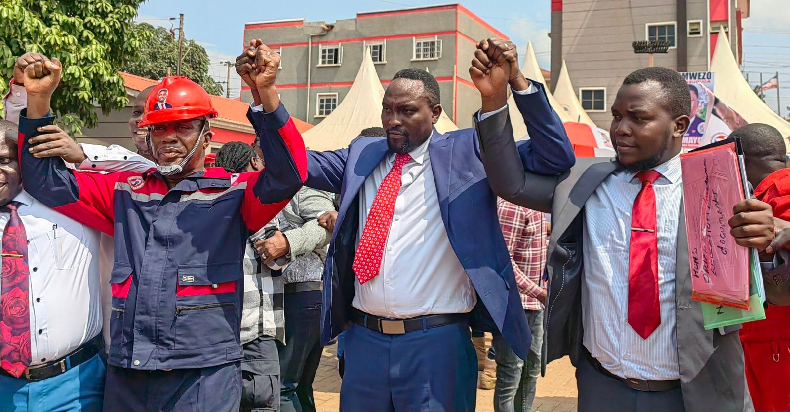 NUP ekomekkerezza okuwandiisa abagenda okwesimbawo ku kaadi y’ekibiina – omukka ogubalagala gumyoose ku kitebe