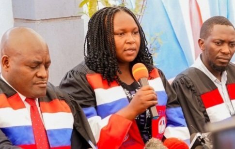 NUP eyongezzaayo ekiseera eri abantu abaabadde bafikkidde okuggyayo empapula okwesimbawo ku bifo by’ekibiina ebyenjawulo