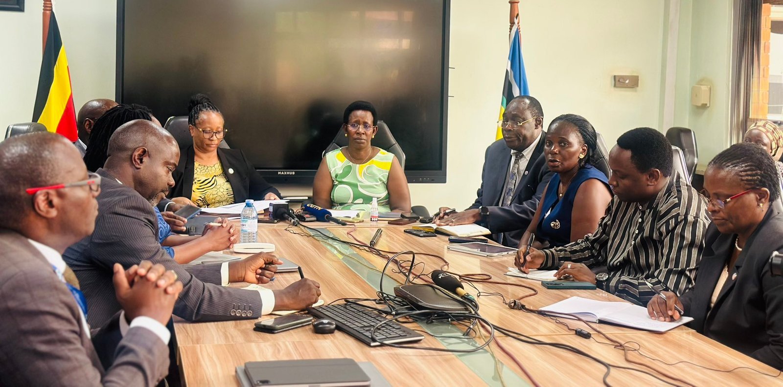 Okubalukawo kwa Ebola mu Uganda : waliwo omusawo afudde abantu 44 abaamulinako akakwate balondoolwa