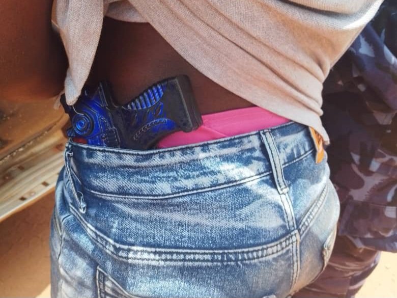 Omukozi wa radio akwatiddwa n’emmundu enjingirire