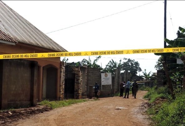Omukuumi akubye mukazi we amasasi naye neyeekuba – bombi bapooca