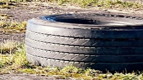 Omupiira gubuuse ku mmotoka negutomera omwana myaka 3 – gumusse
