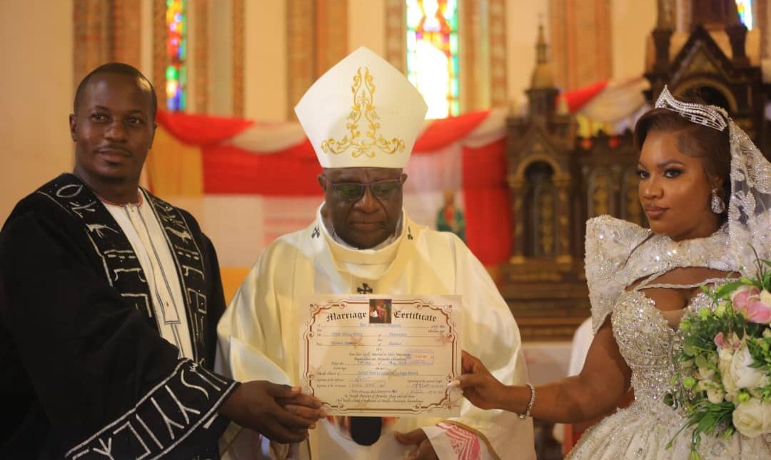 Omutaka Muteesaasira ow’ekika ky’Engo agattiddwa mu bufumbo obutukuvu
