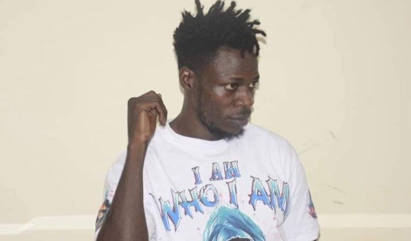 Omuyimbi Alien Skin asindikiddwa ku alimanda e Luzira – agguddwako emisango gy’okubba essimu n’okulumya omuntu